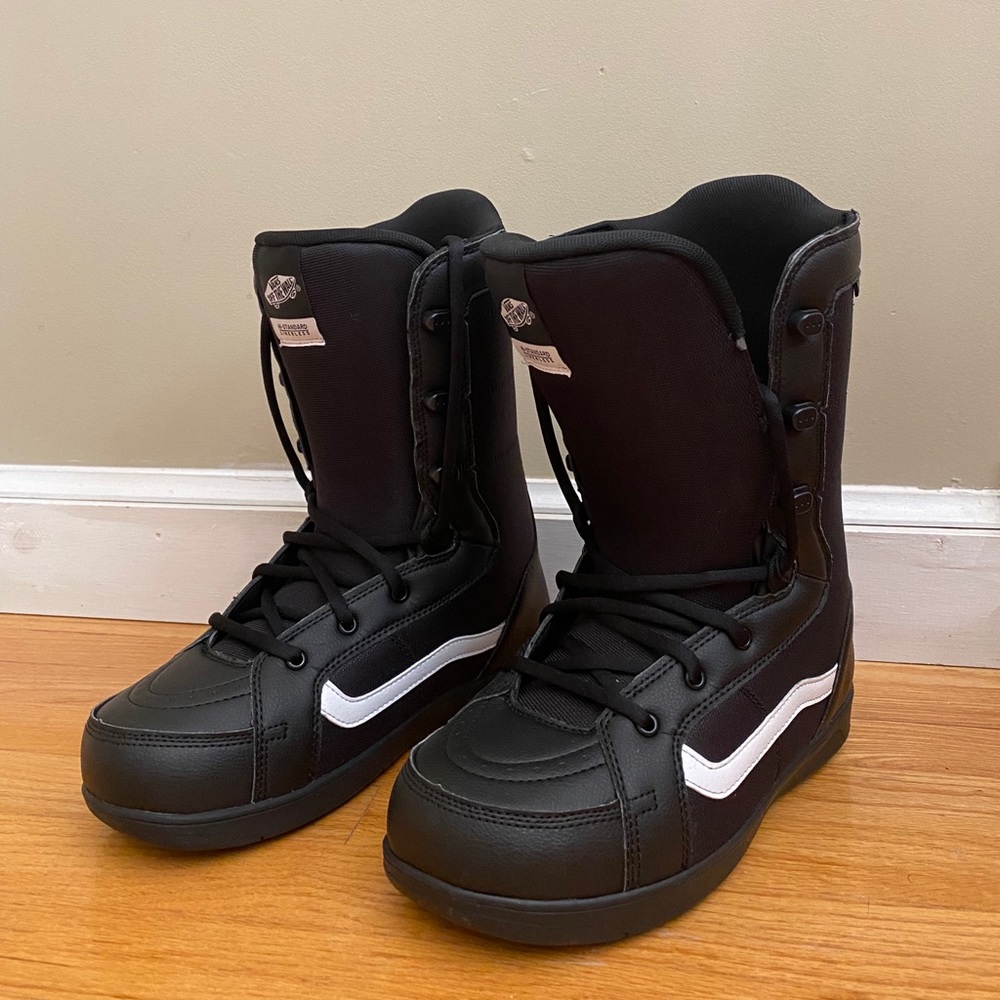 Snowboard boots